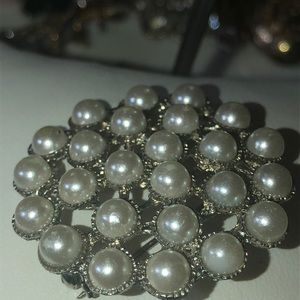 044 Ms Quattro Beautiful silver/ pearl PIN